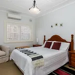 Holds - Beautiful Unit In Neutral Bay - Holdsworth St