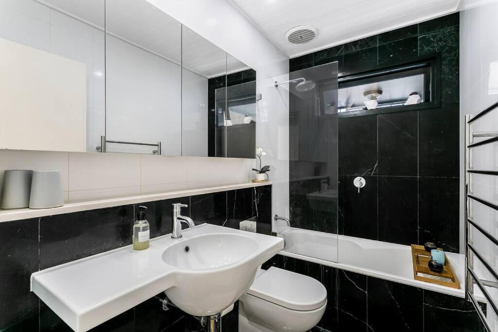 Holds - Beautiful Unit In Neutral Bay - Holdsworth St Sydney