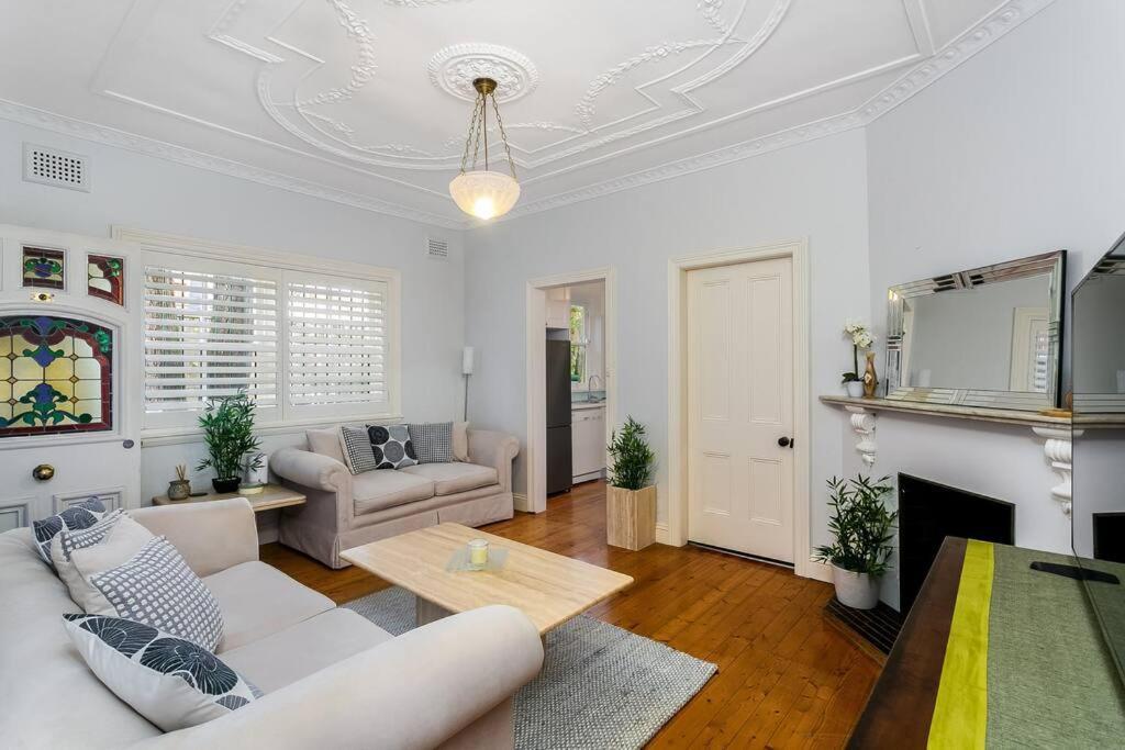 Holds - Beautiful Unit In Neutral Bay - Holdsworth St Apartment